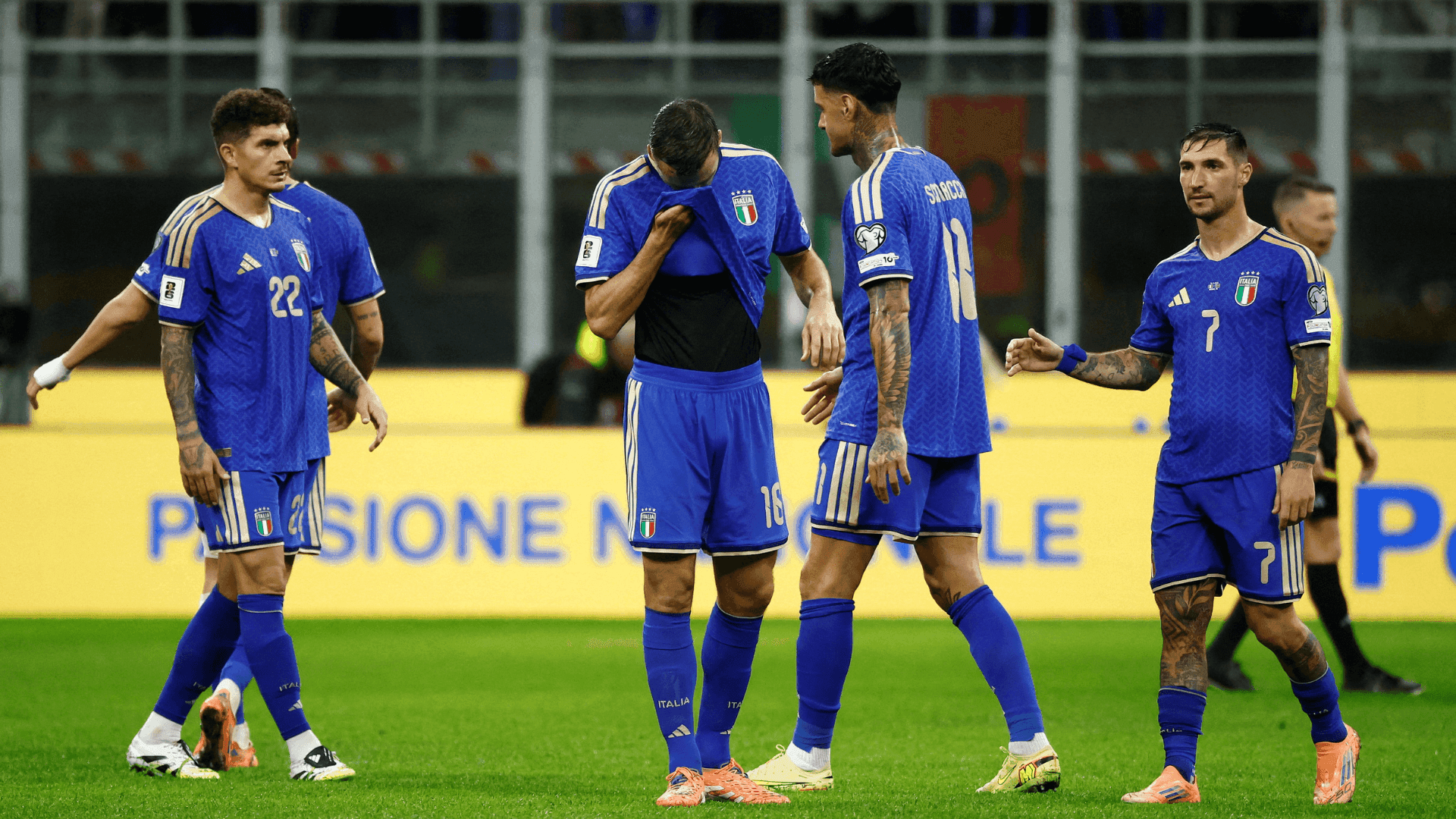 Jogadores da Itália lamentando após a derrota para a Noruega