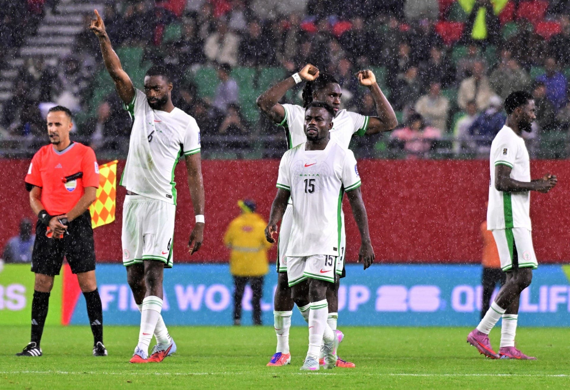 Jogadores da Nigéria durante cobranças de pênaltis contra a RD Congo