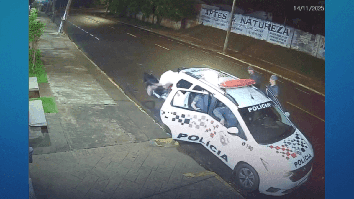 Motoqueiro embriagado bate em viatura da Polícia Militar em Araçatuba (SP)