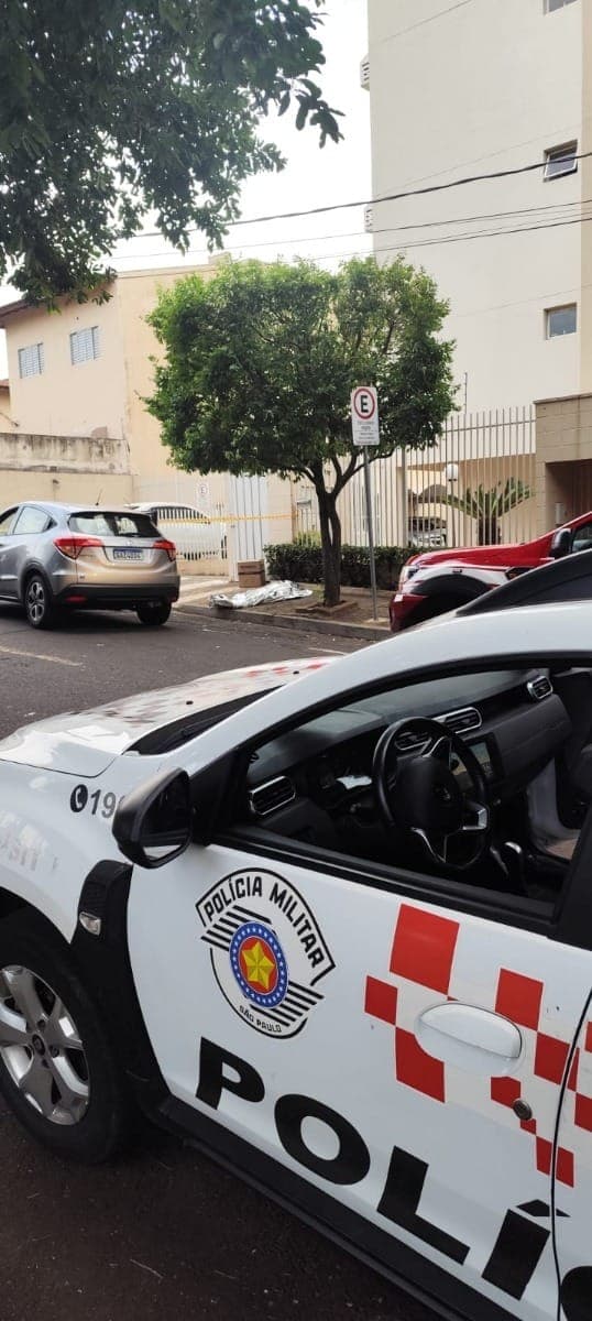 O crime aconteceu nas primeiras horas do domingo(16) enquanto a vítima estava no banco do passageiro de um carro com outras 3 pessoas