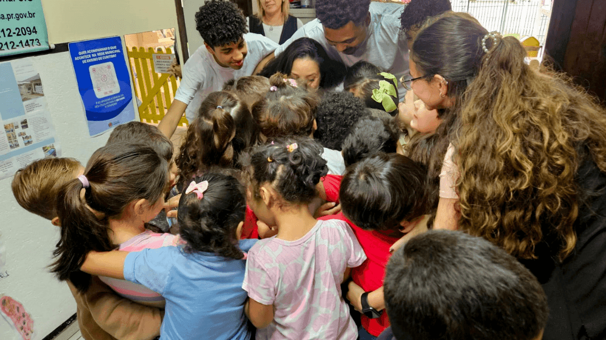 Recepção com balões e emoção no retorno de Lívia