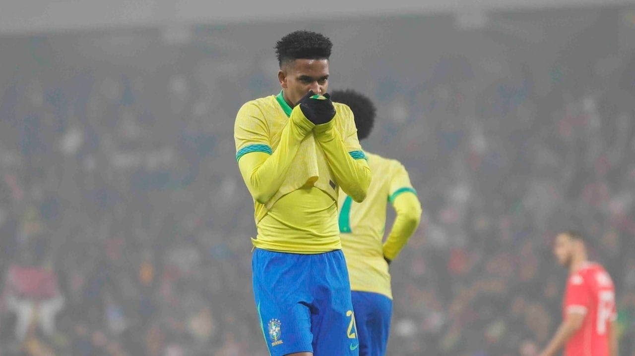 Estêvão comemora gol durante Brasil x Tunísia
