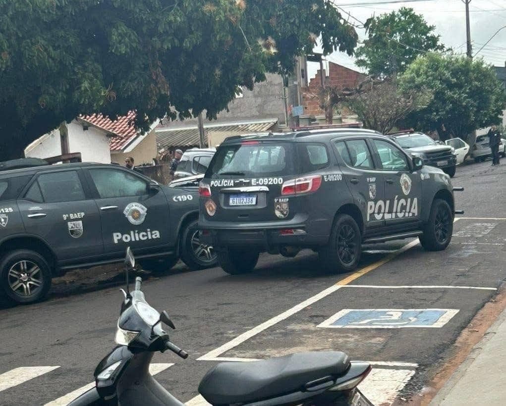Segundo a polícia os agentes foram recebidos com tiros nessa terça (18), disparados por dois suspeitos armados com um revólver calibre 38