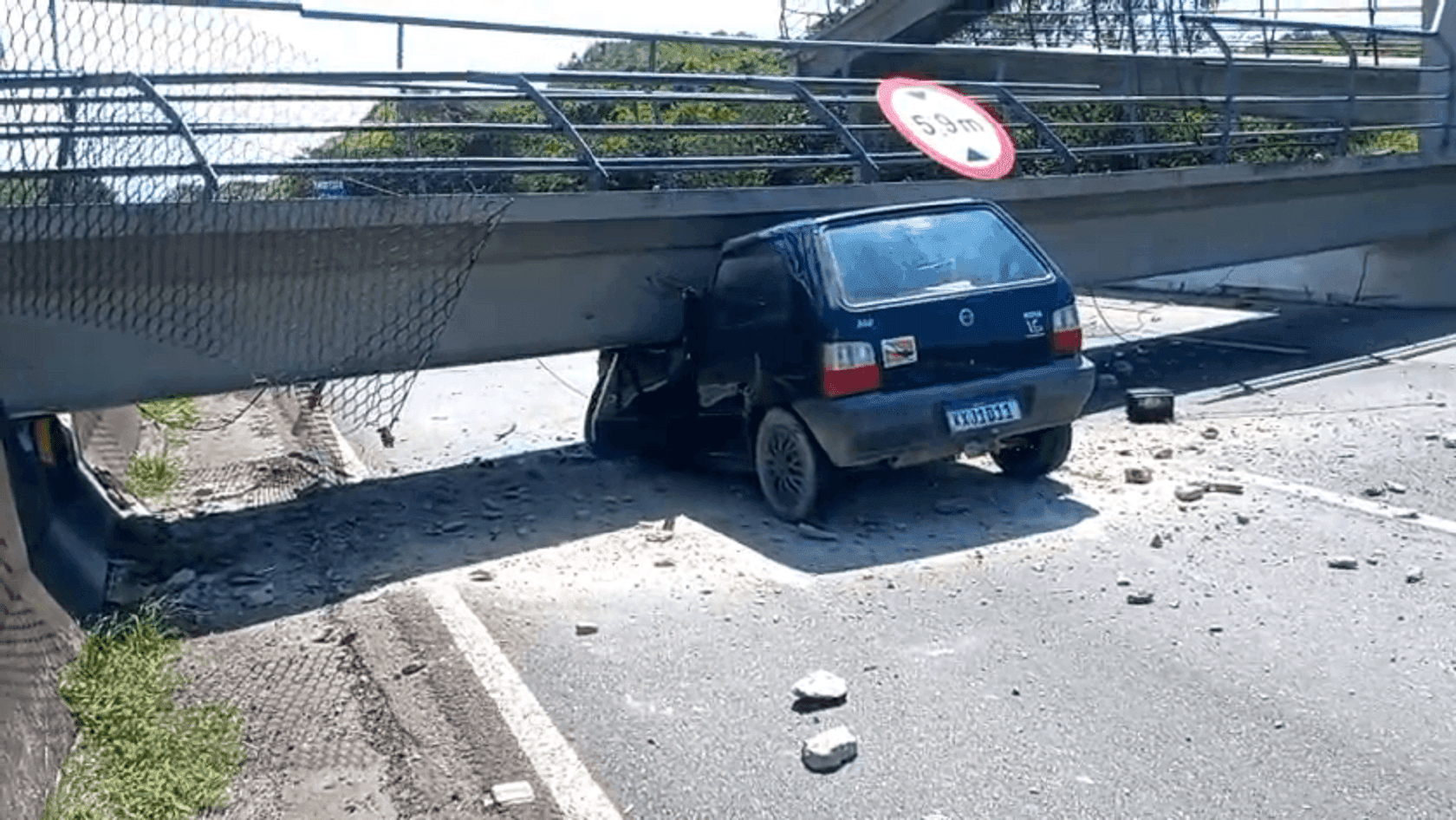 A passarela desabou interditando os dois sentidos e caiu sobre um carro