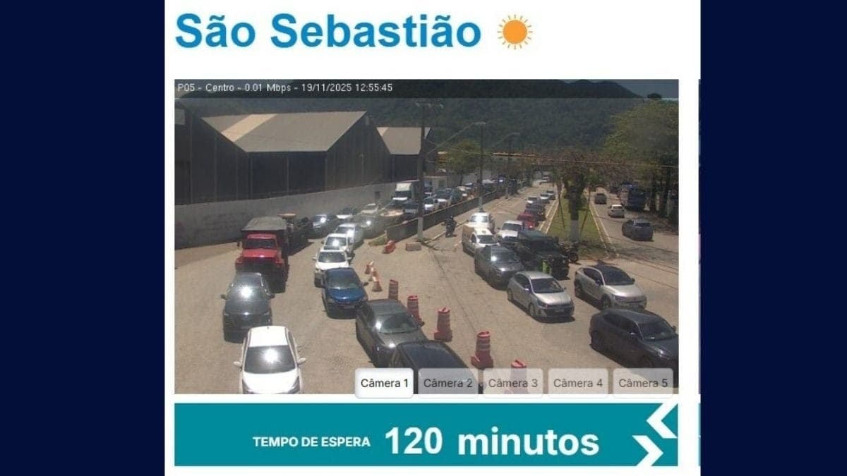 Longa fila de espera para atravessar de São Sebastião para Ilhabela