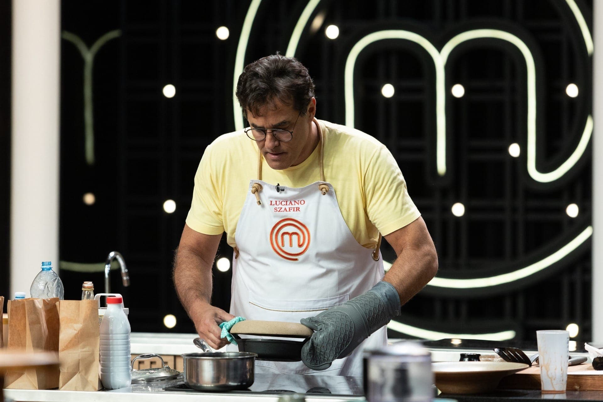 Luciano Szafit treina para o MasterChef com a família, diz esposa