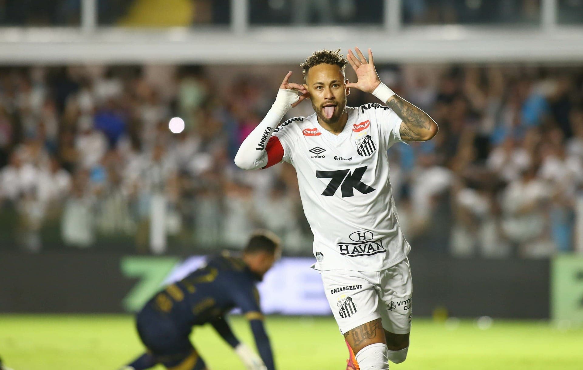 Neymar celebra gol anotado contra o Mirassol, com o goleiro Walter ao fundo