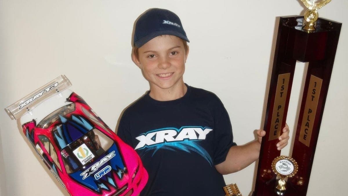 Oscar Piastri revela capacete retrô inspirado carrinho de controle remoto