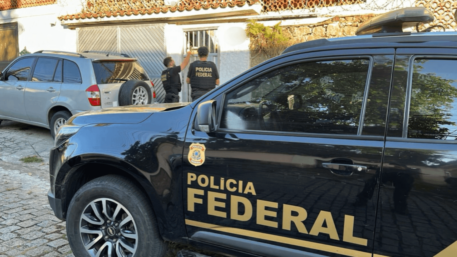 Polícia Federal prendendo homem por apologia ao nazismo