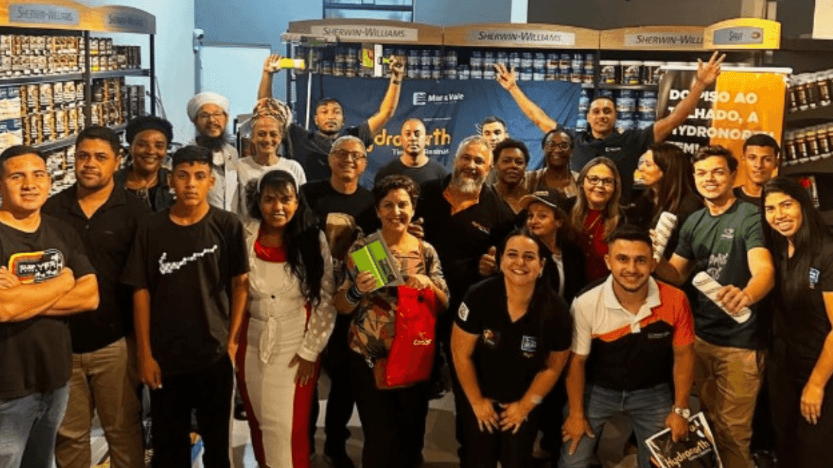 Profissionais da pintura participam de workshop especial na Helô Tintas com foco em técnicas avançadas e efeitos especiais