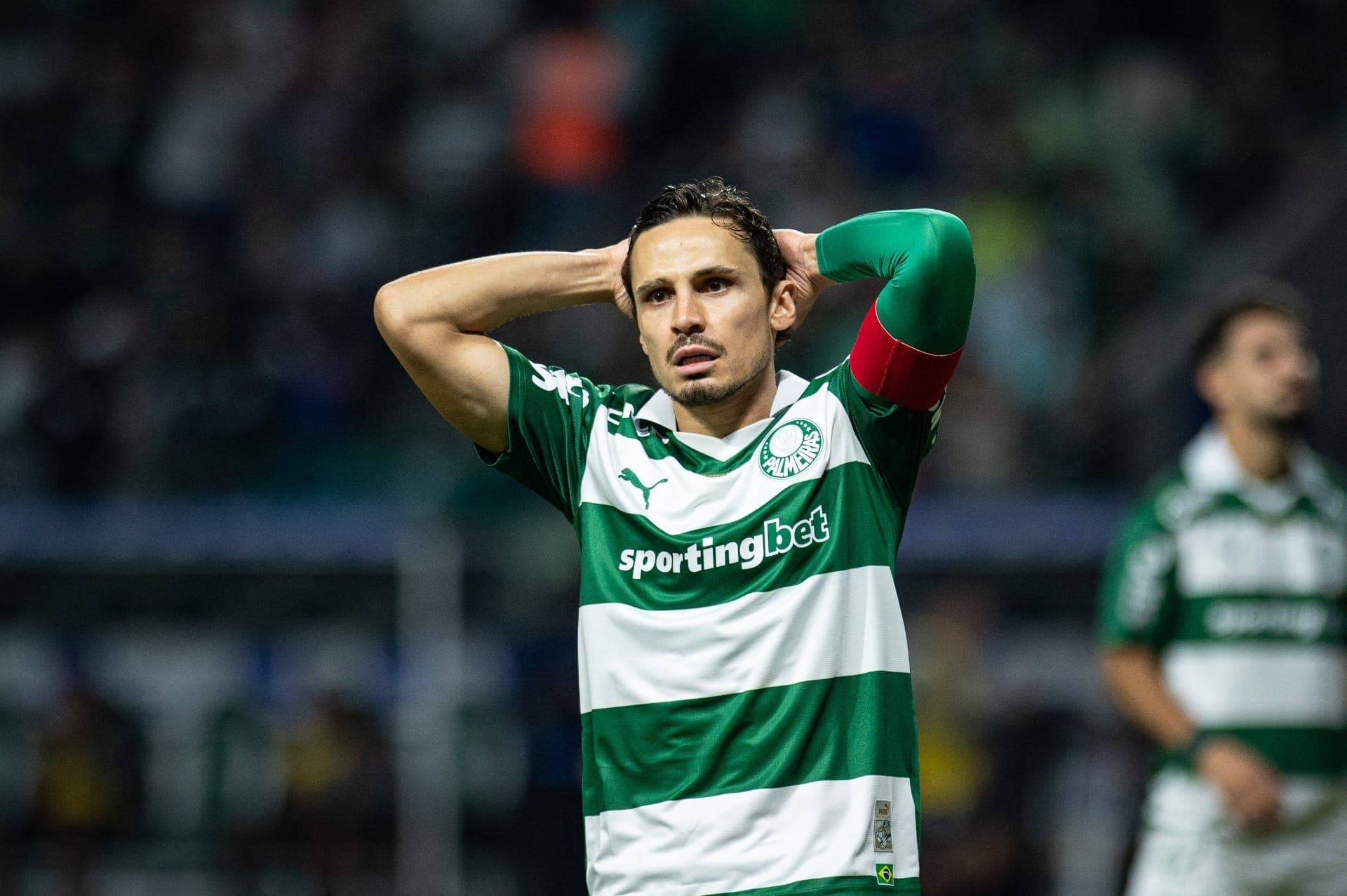 Raphael Veiga lamenta chance perdida no empate sem gols contra o Vitória, no Allianz Parque