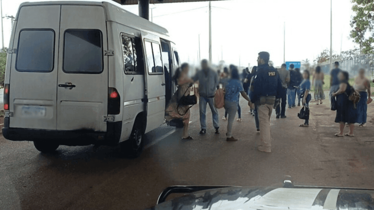 Van com 42 pessoas é apreendida no DF; veículo tinha capacidade para 16