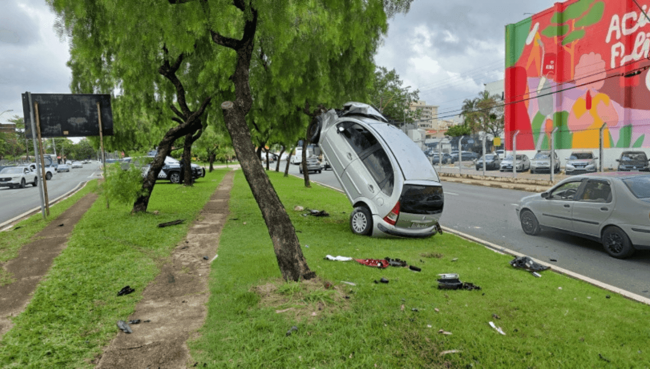 Veículo escorado em árvore após motorista passar mal no volante