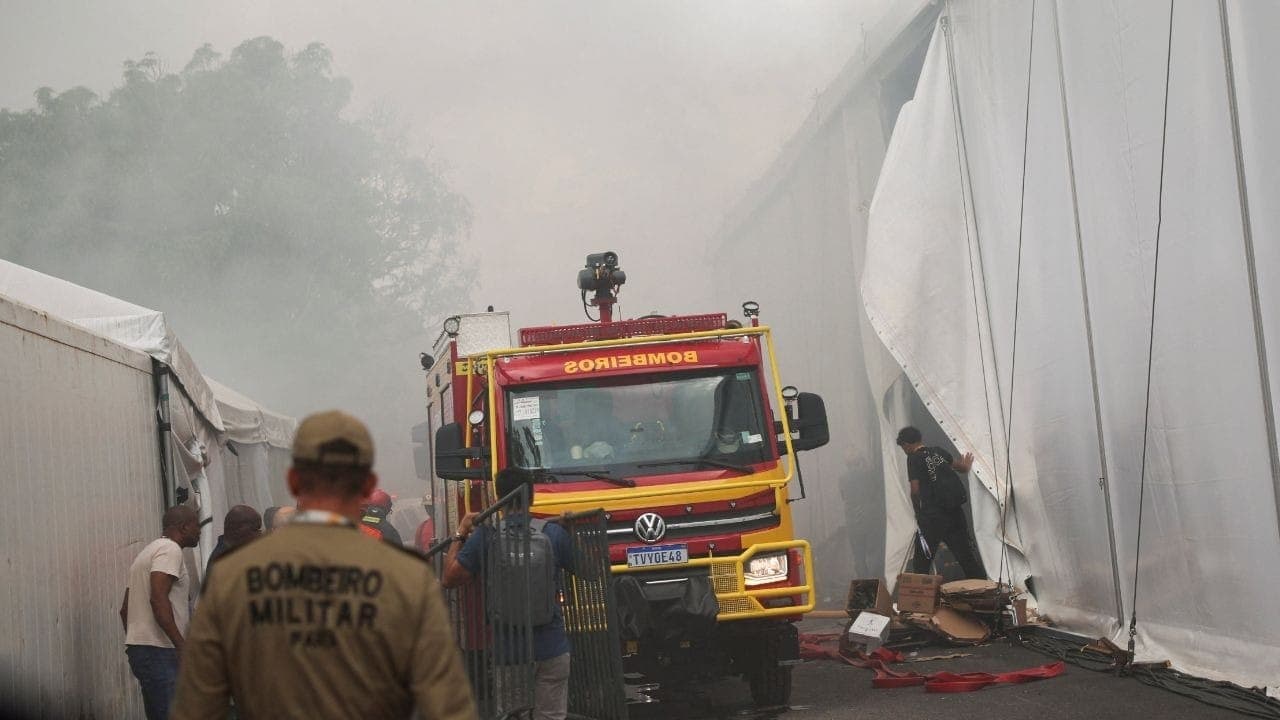 Bombeiros no combate ao incêndio em paviçhão da COP30, em Belém