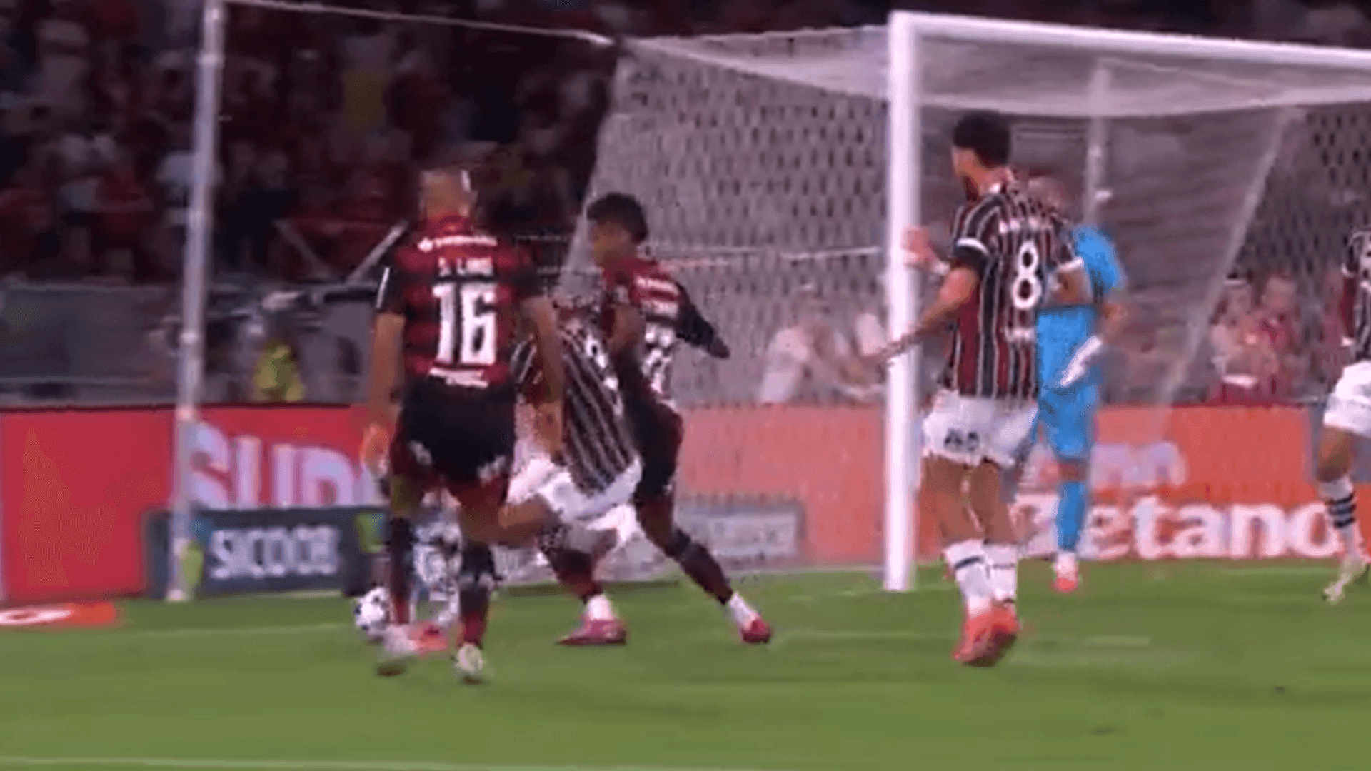 Bruno Henrique cai após contato com Thiago Silva em jogada revisada pelo VAR no Maracanã