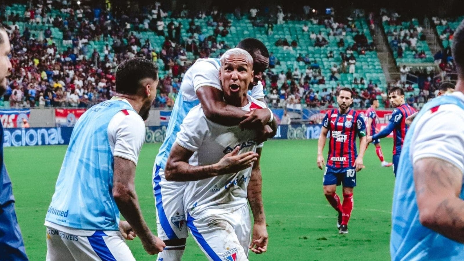 Deyverson comemora gol do Fortaleza contra o Bahia