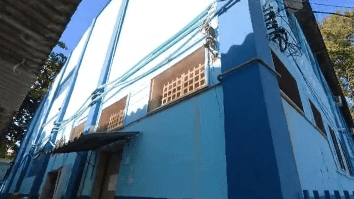Escola servia de esconderijo de armas e drogas do Comando Vermelho