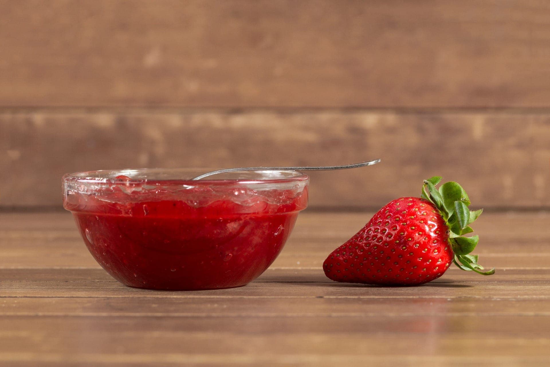Geleia de morango fica pronta em 10 minutos e leva 3 ingredientes