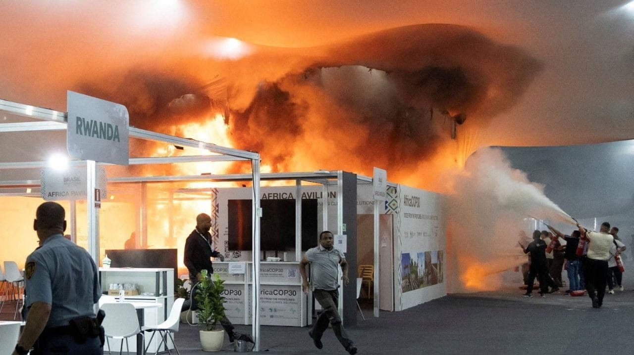 Incêndio na COP30: staff e bombeiros tentam conter o fogo