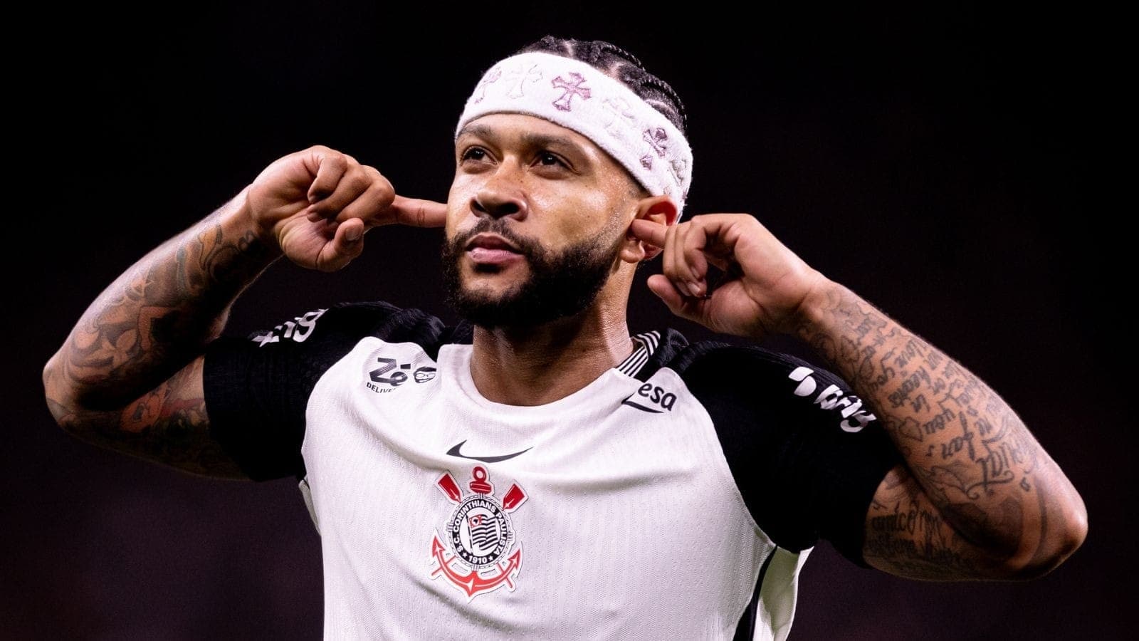 Memphis Depay, atacante do Corinthians, contra o São Paulo