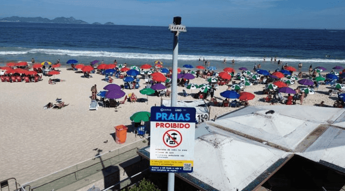 As bebidas precisam estar acondicionadas em suas garrafas originais com tampa. Além disso, os barraqueiros precisam cumprir medidas sanitárias