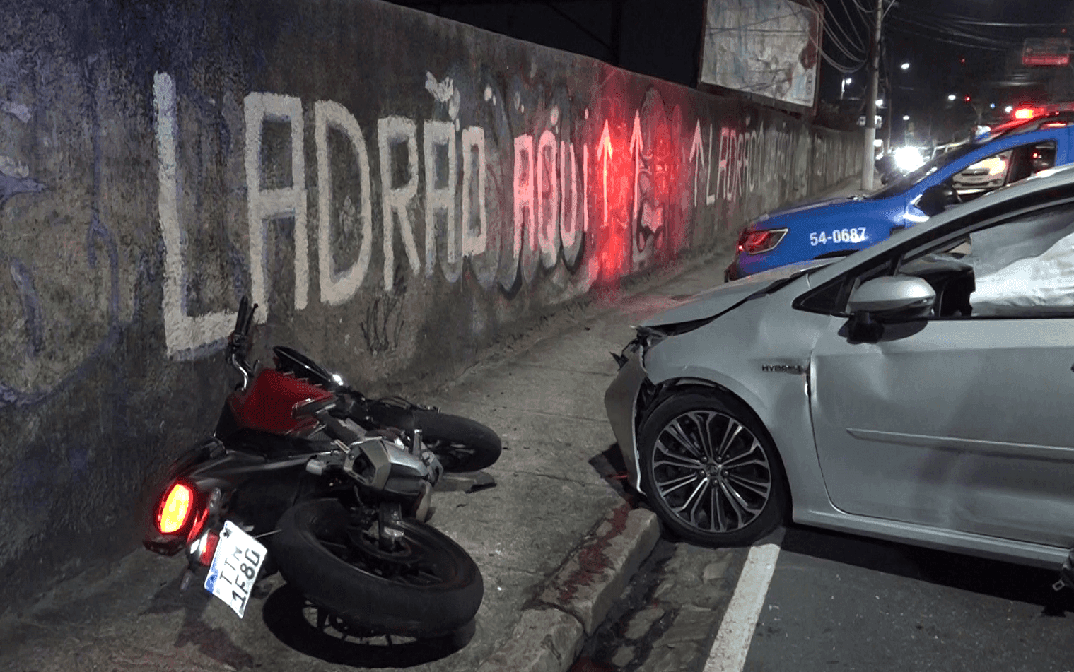 Carro colidiu no muro e moto usada pelos assaltantes foi abandonada no local