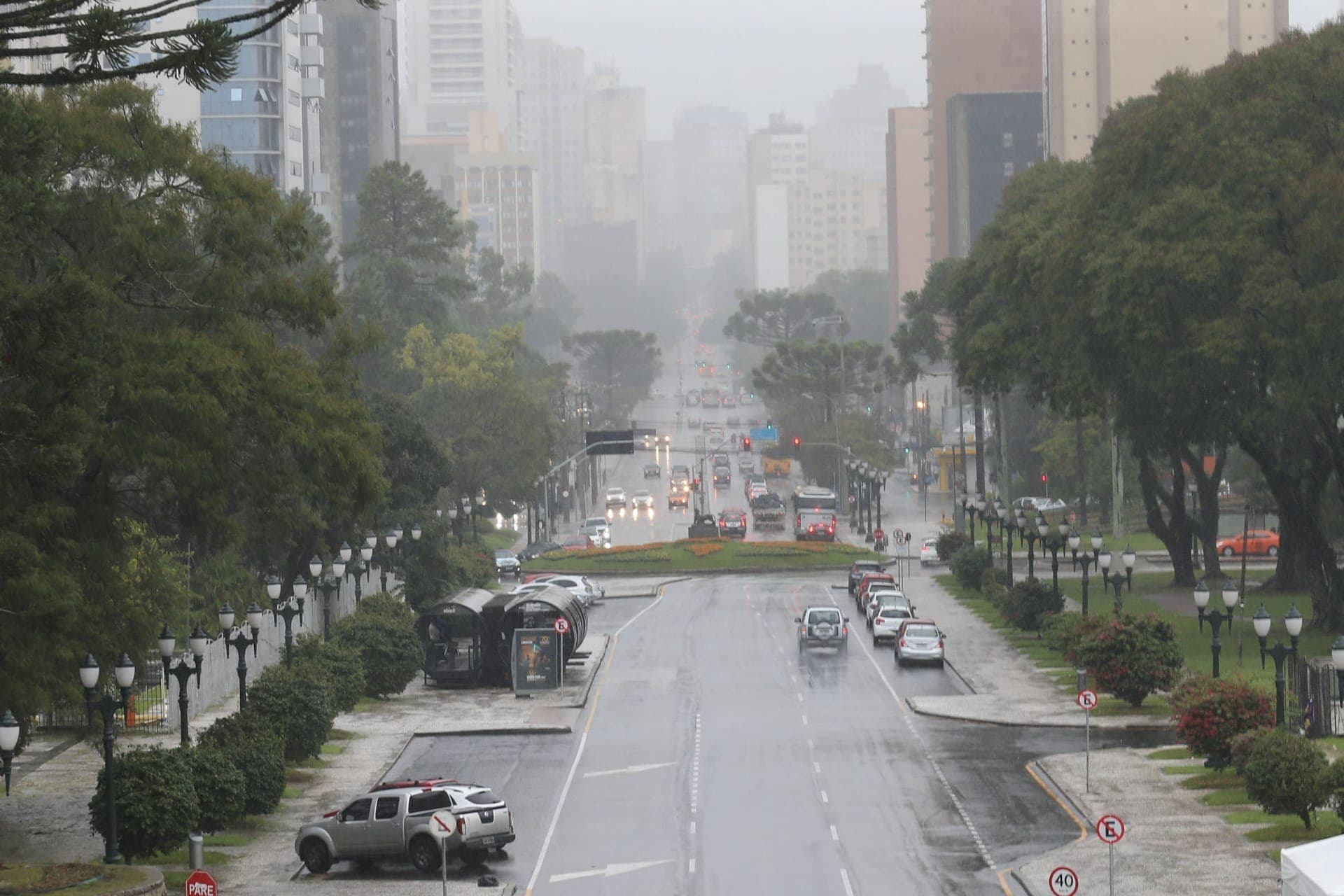 Frente fria muda o tempo no Paraná e traz chuva no fim de semana