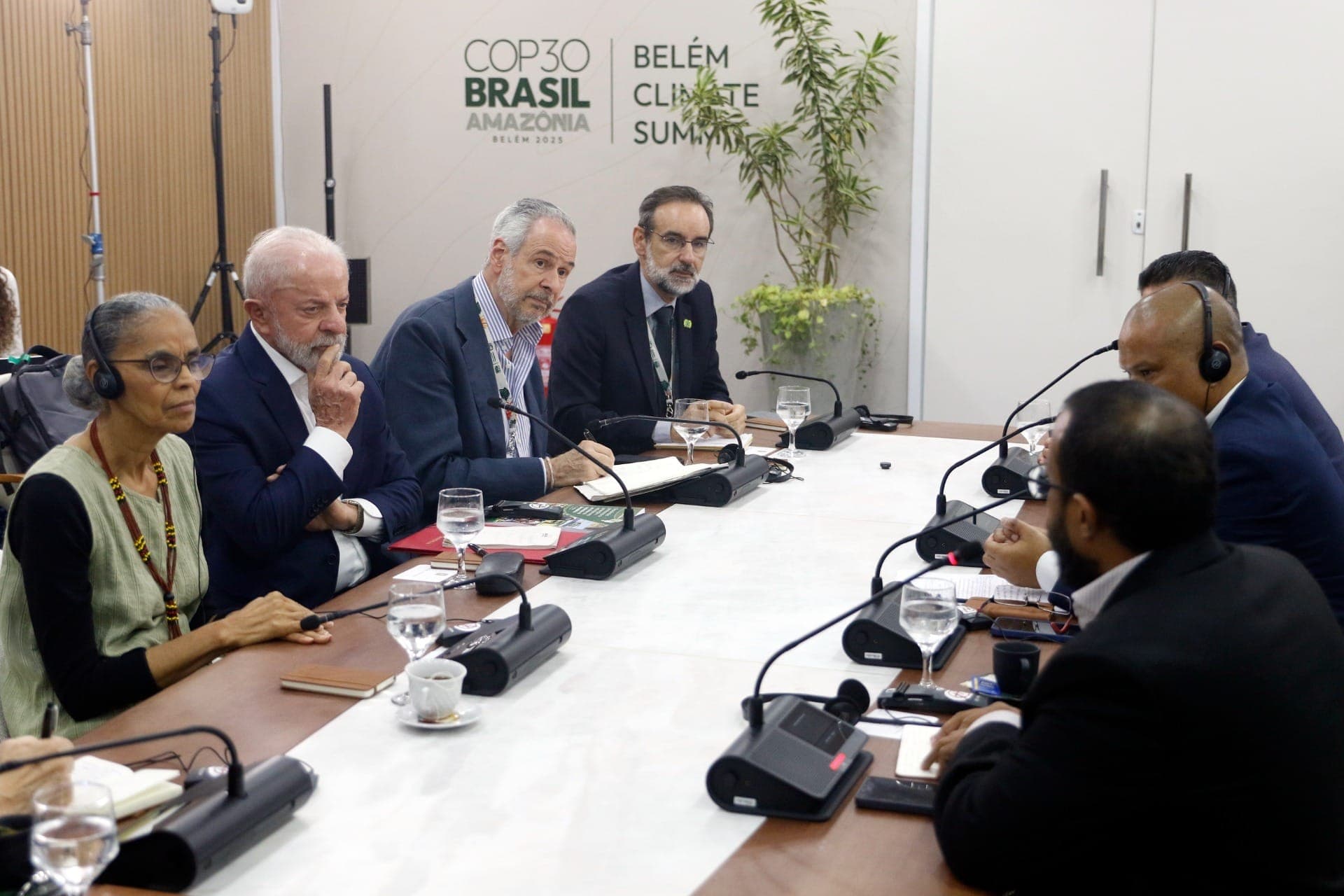 Presidente da República, Luiz Inácio Lula da Silva, tendo ao lado a ministra do Meio Ambiente, Marina Silva, e o presidente ta COP30, André Corrêa do Lago.