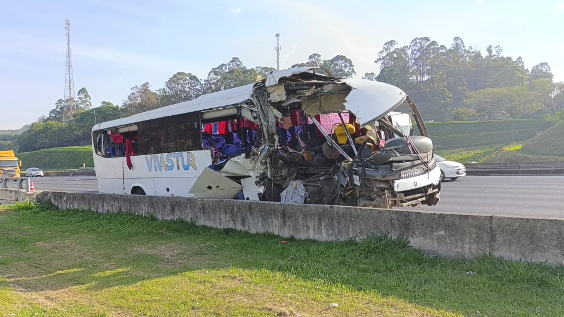 Acidente entre ônibus e caminhão na rodovia dos Bandeirantes