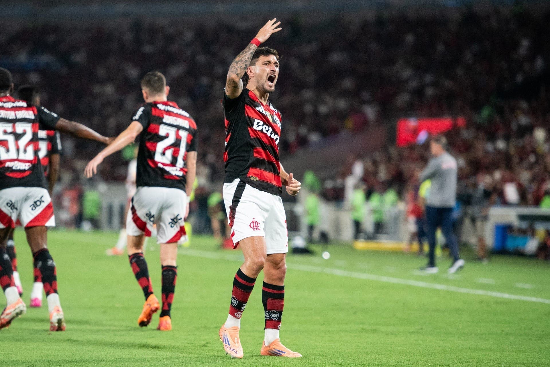 Arrascaeta marcou o terceiro gol do Mengão sobre o Massa Bruta
