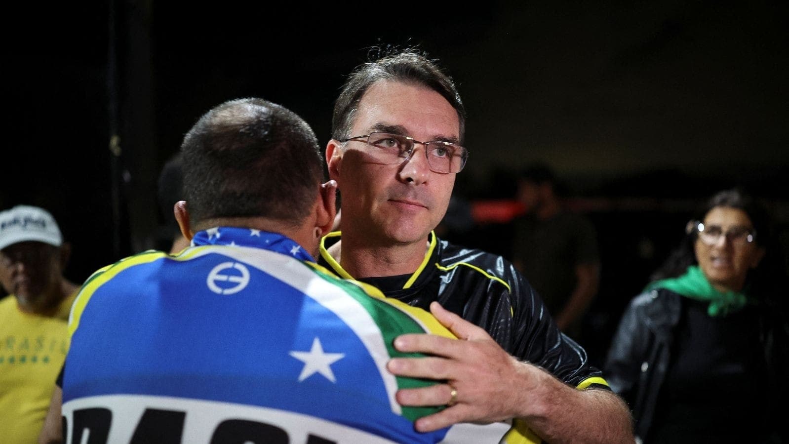 Flávio Bolsonaro durante vigília pelo pai, Jair Bolsonaro, preso pela PF