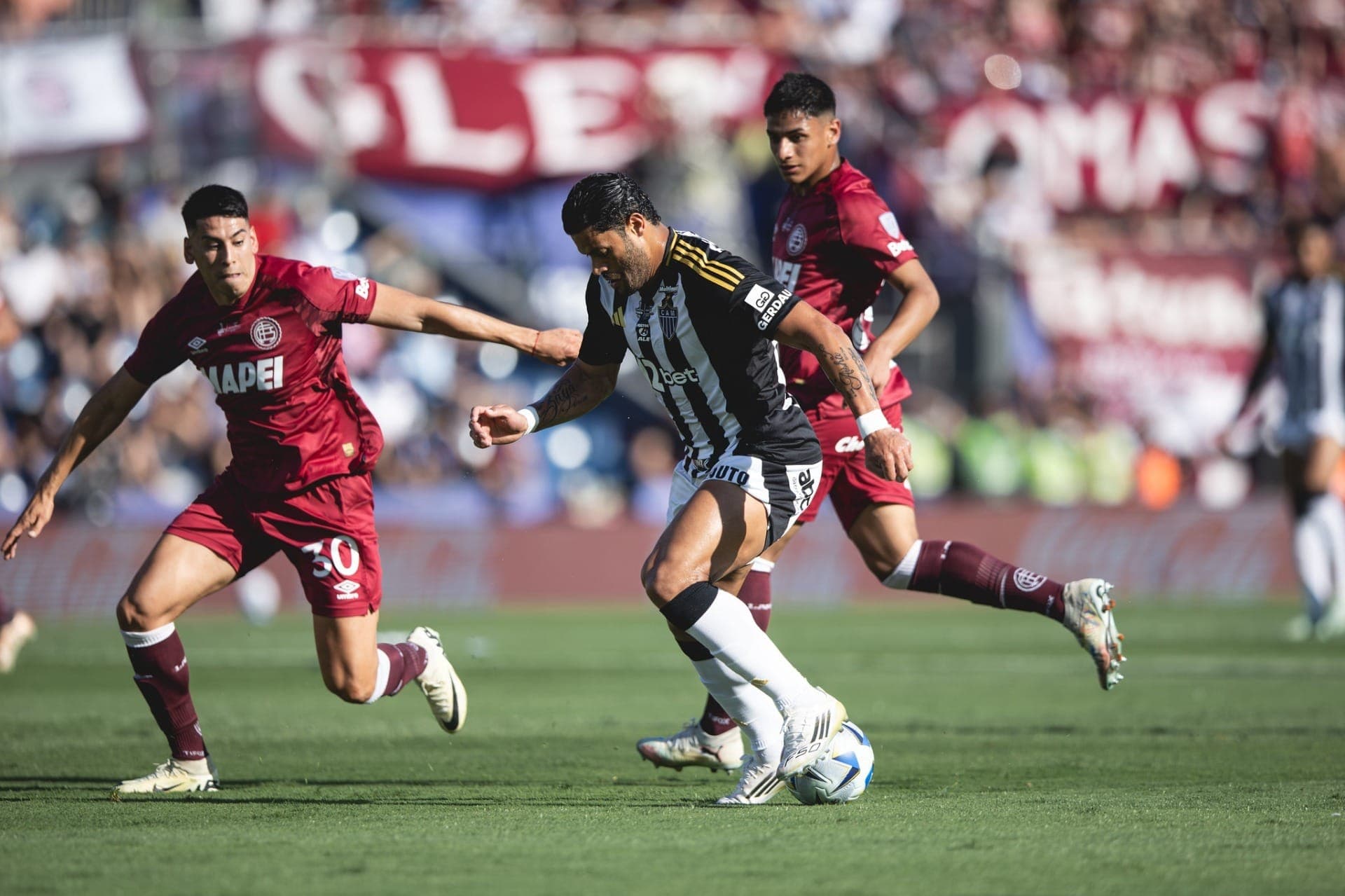 Hulk durante a final Atlético-MG x Lanús