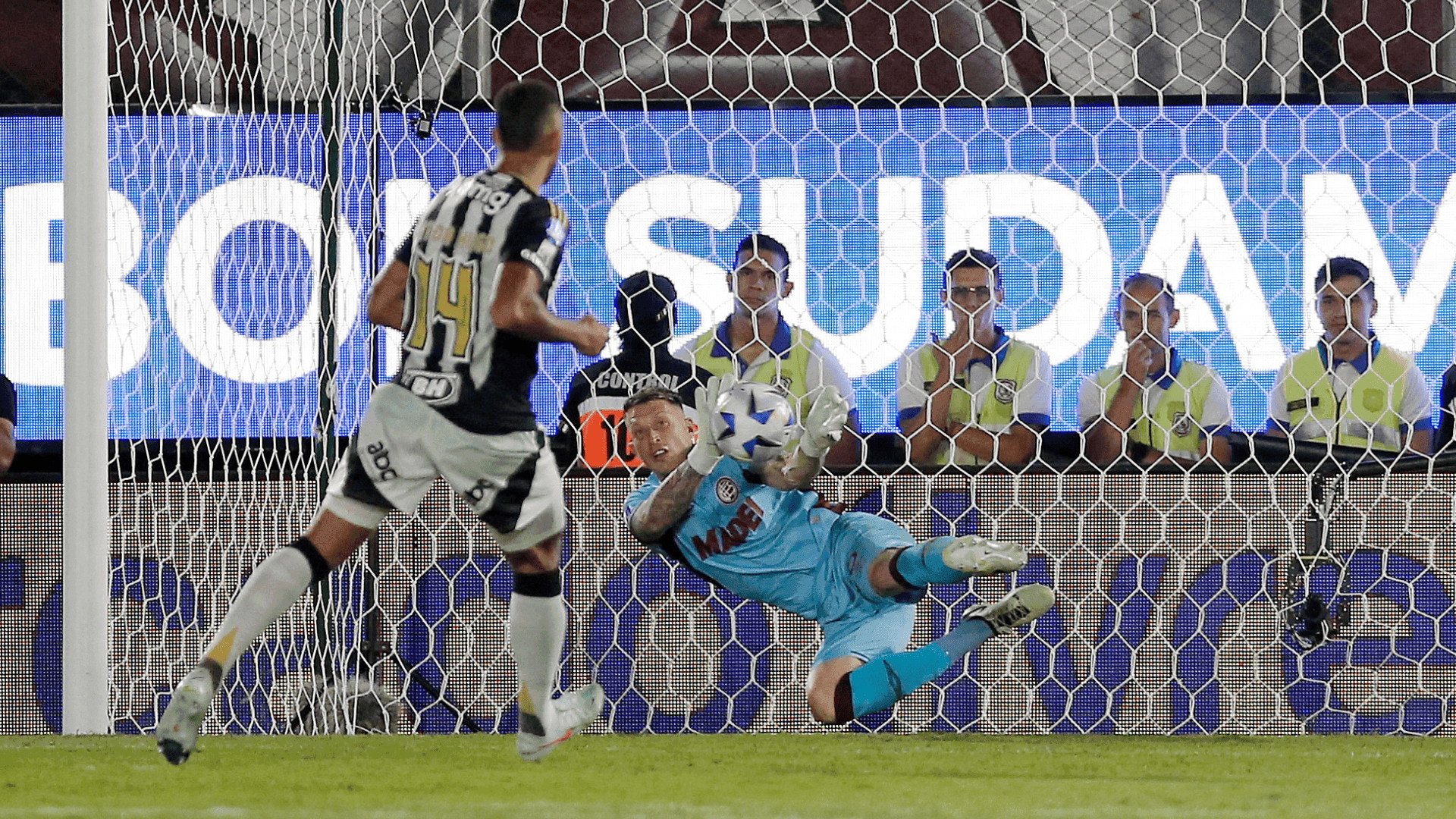 Vitor Hugo errou a última cobrança do Atlético-MG