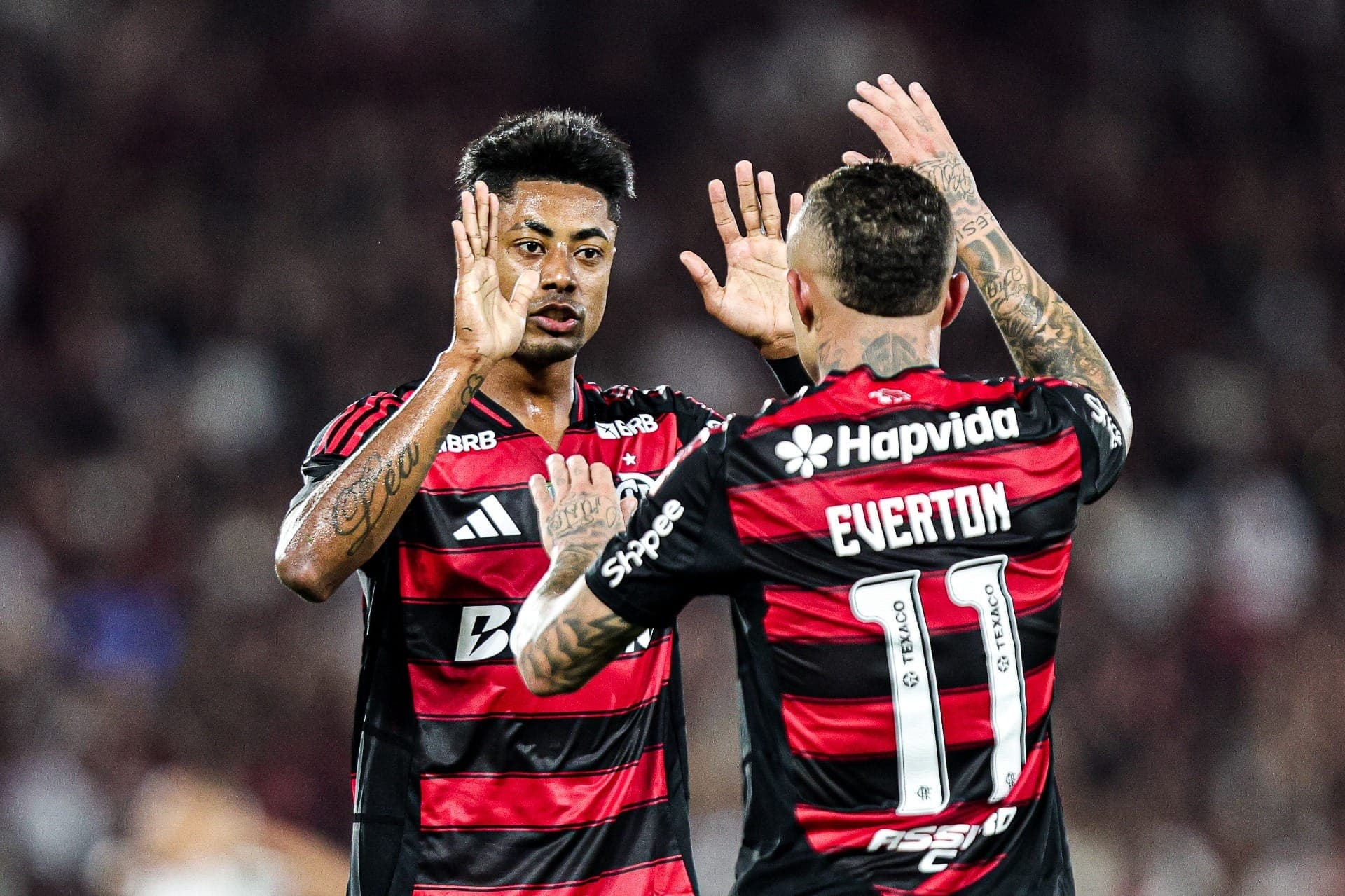 Bruno Henrique e Everton Cebolinha comemoram gol do Flamengo