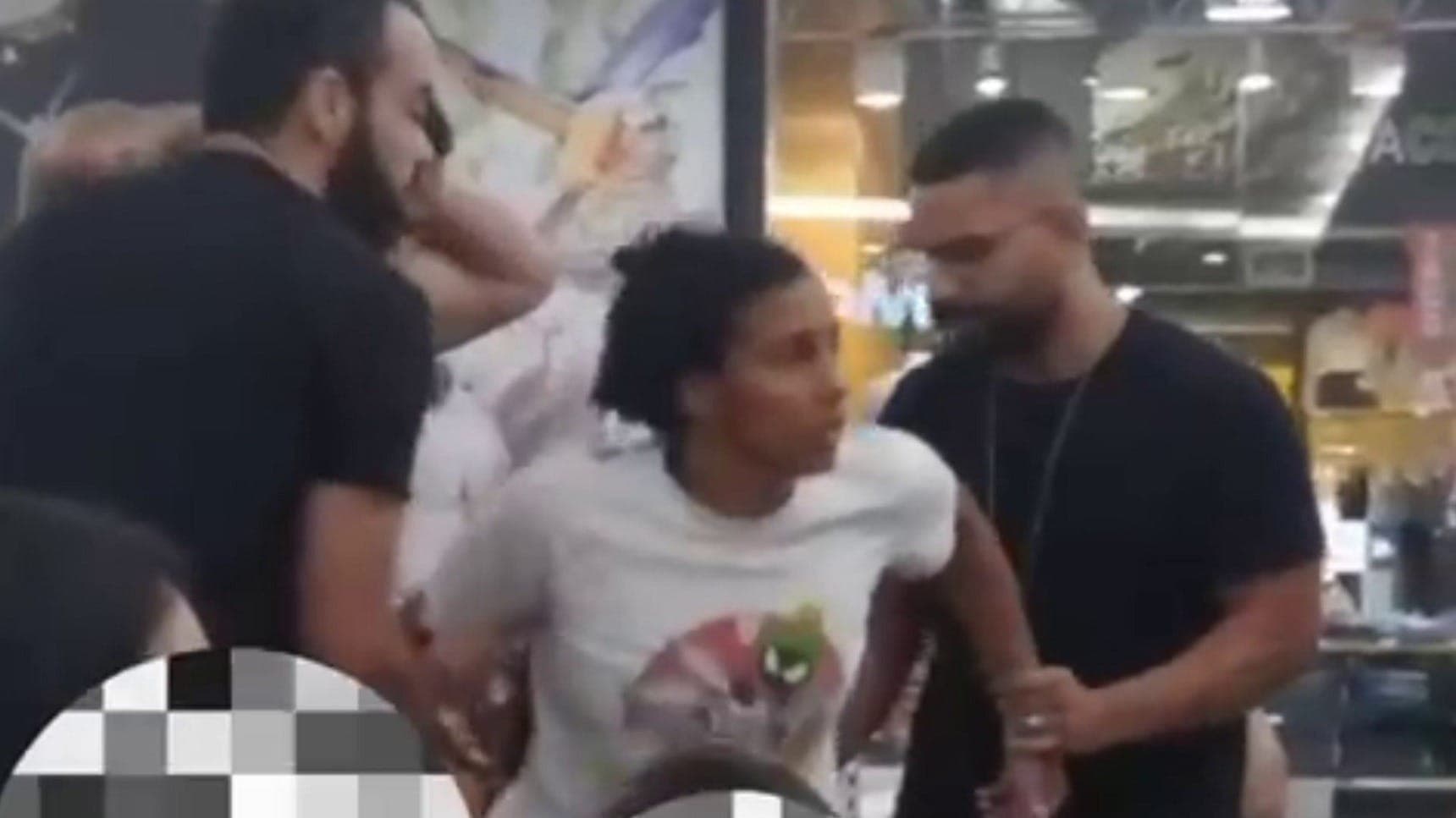A abordagem foi na praça de alimentação de um shopping da cidade