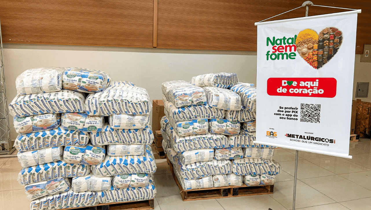 As doações incluem alimentos não-perecíveis, brinquedos e livros, além de contribuições financeiras