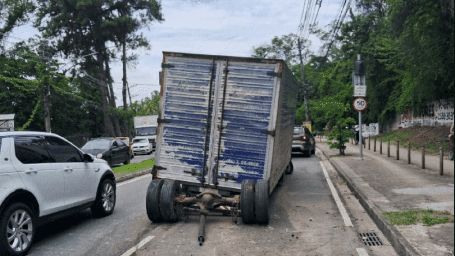 Caminhão que se acidentou com um carro no Mato Alto