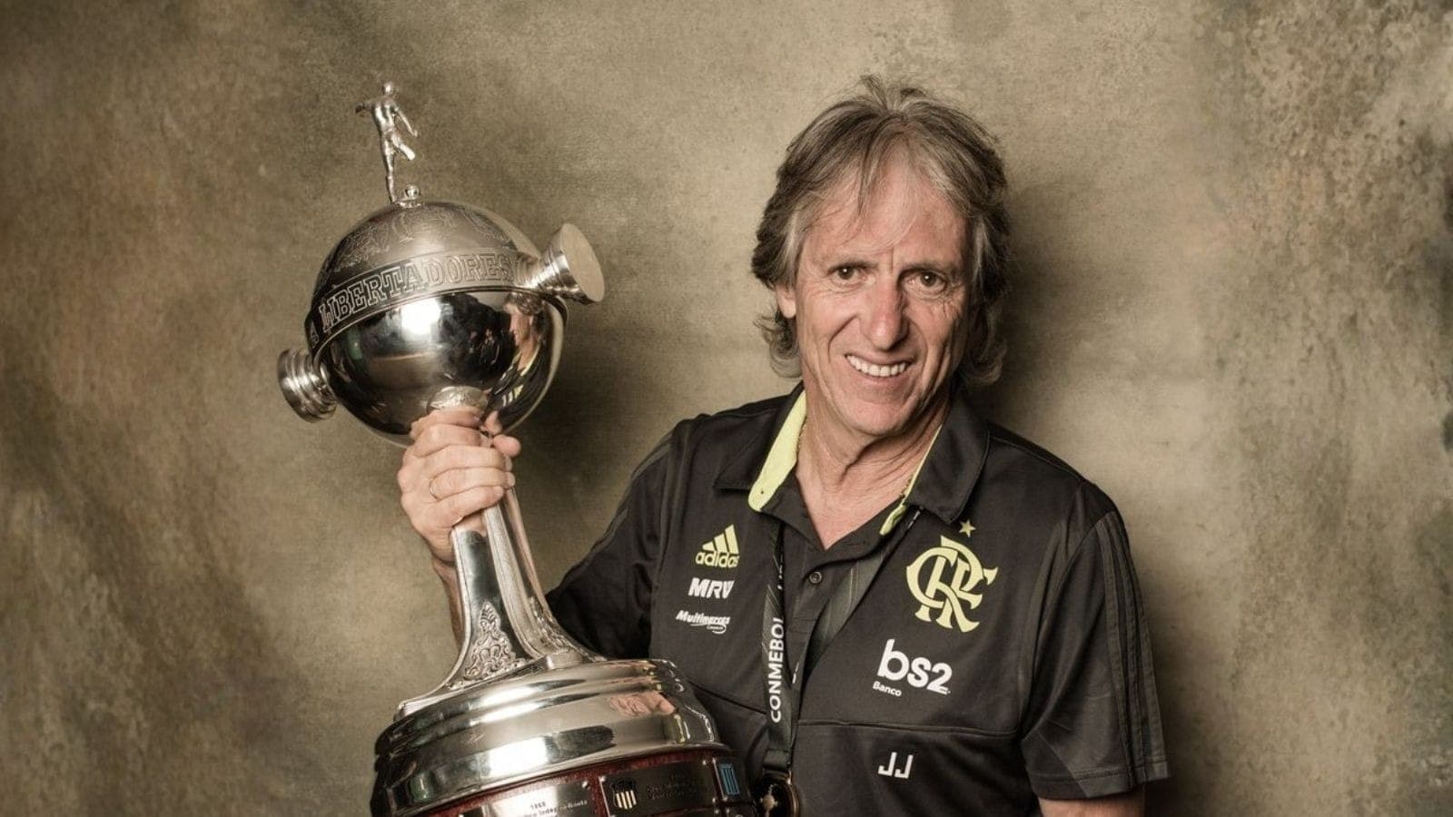 Jorge Jesus com a taça da Libertadores de 2019, do Flamengo