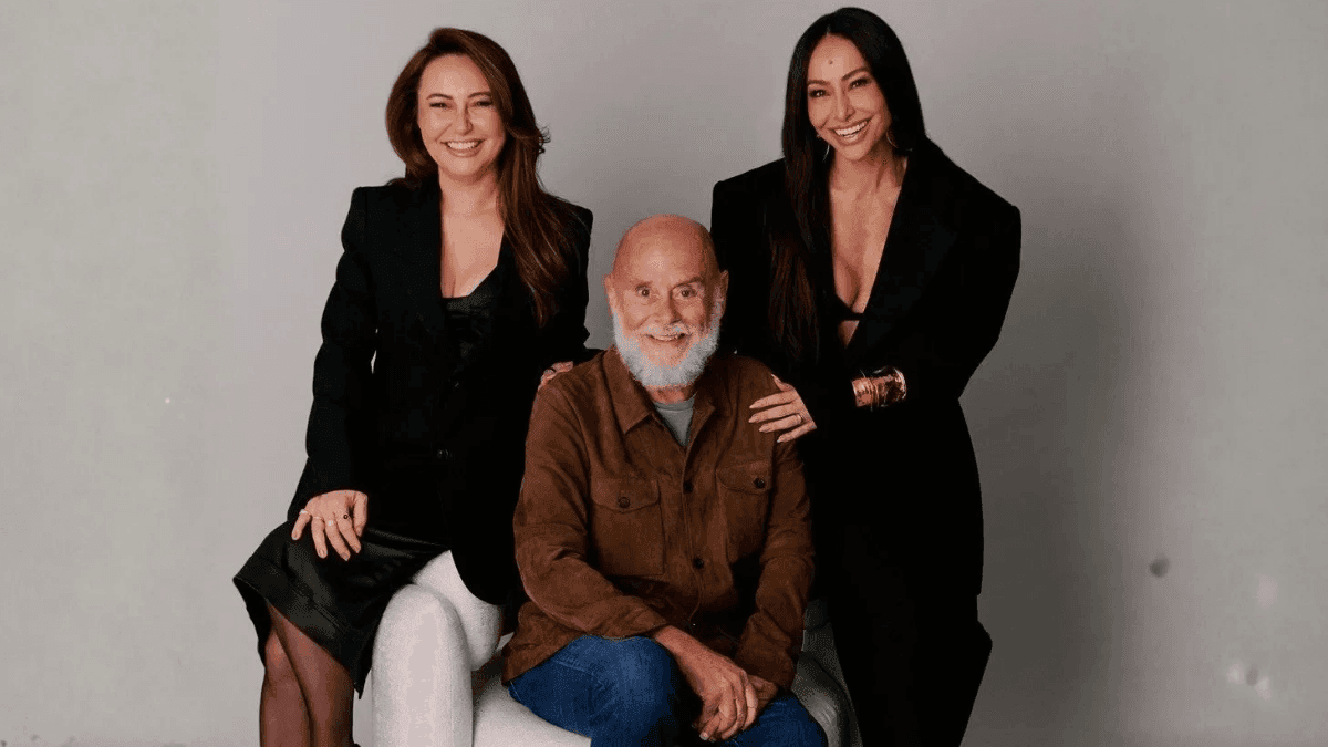 Karina Sato, Victor Oliva e Sabrina Sato, do Camarote Nº1