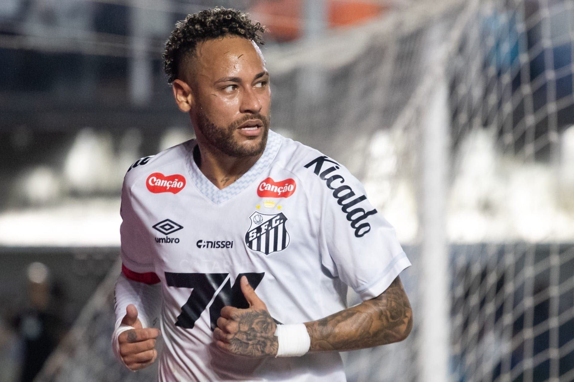 Neymar durante a partida entre Santos e Palmeiras, pelo Brasileirão