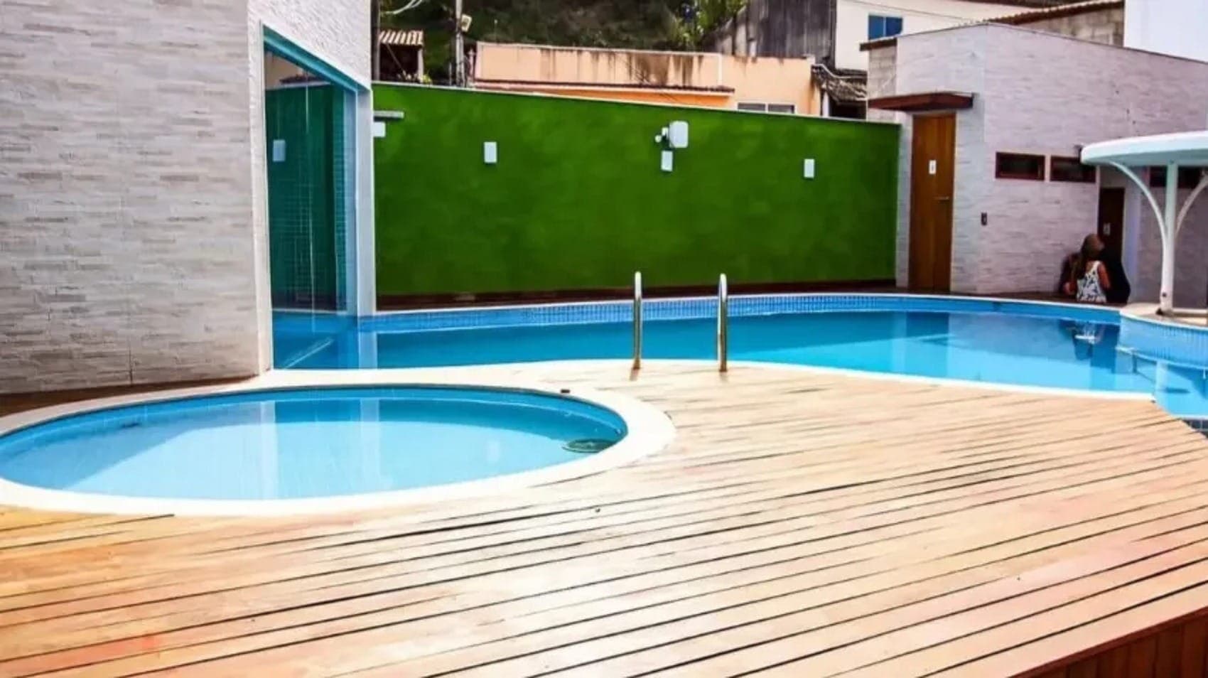 Piscina era rasa e responsáveis que estavam no evento conseguiram soltar o braço da menina