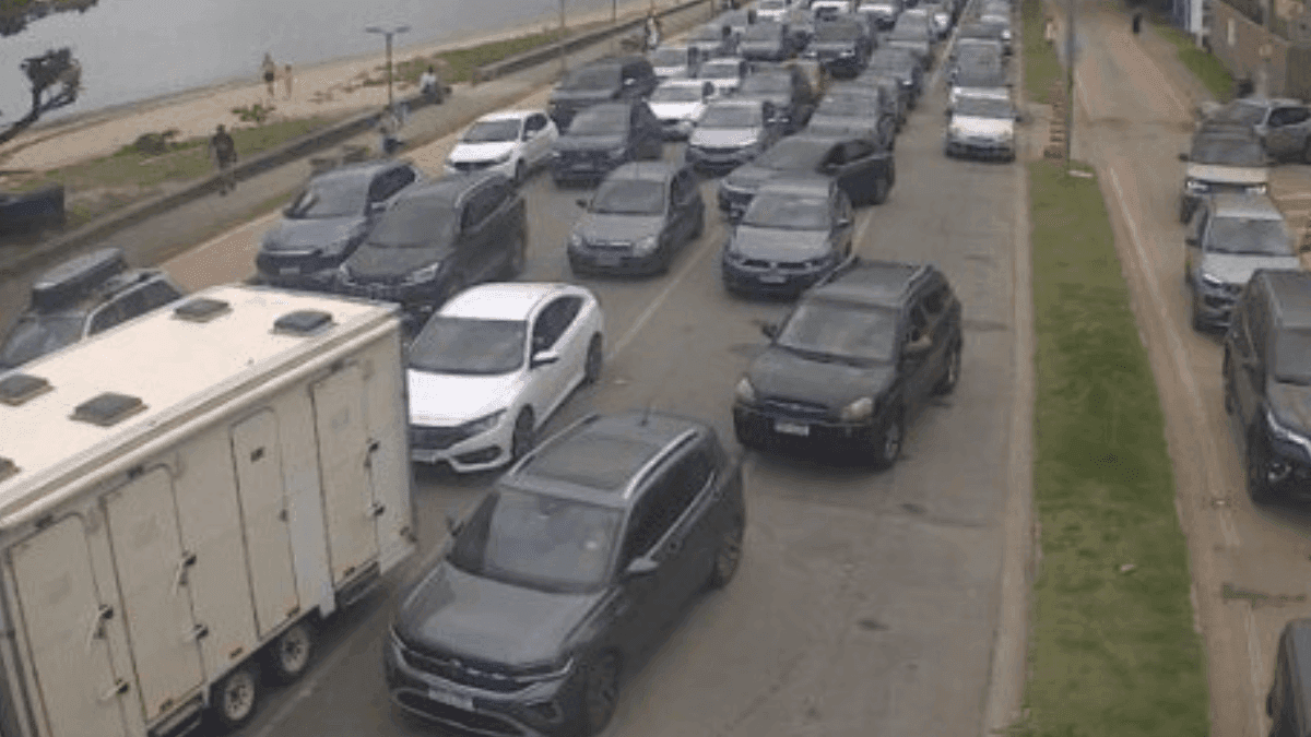 Quase 7 mil veículos e 8,5 mil pedestres passaram pela balsa de São Sebastião e Ilhabela
