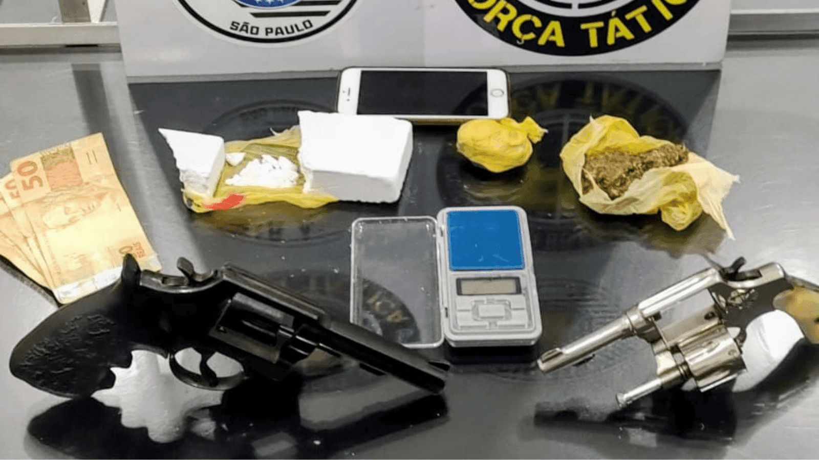 Também foram apreendidas porções de cocaína e maconha