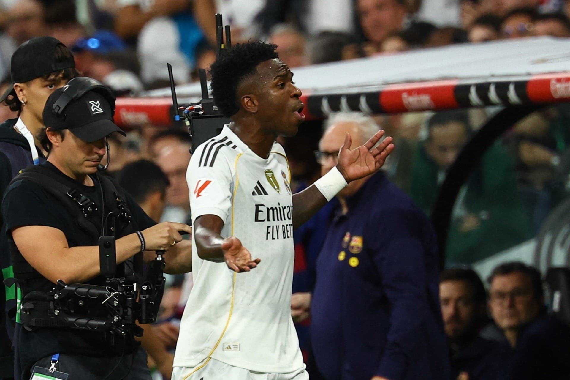 Vini Jr reclama com Xabi Alonso após substituição em Real Madrid 2x1 Barcelona