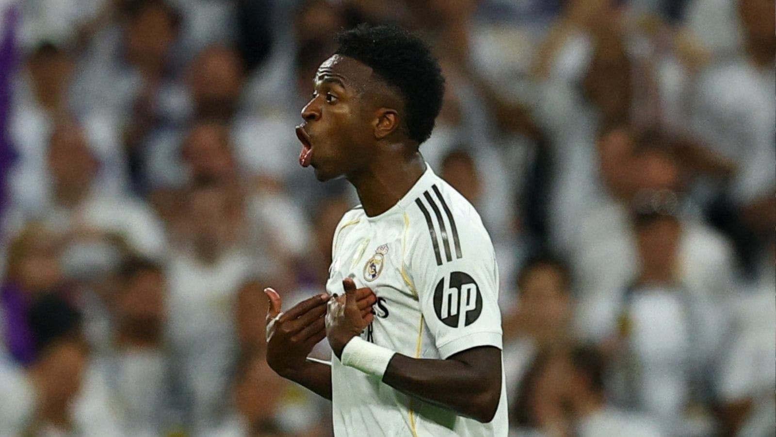 Vinicius Júnior reclama de substituição com Xabi Alonsio