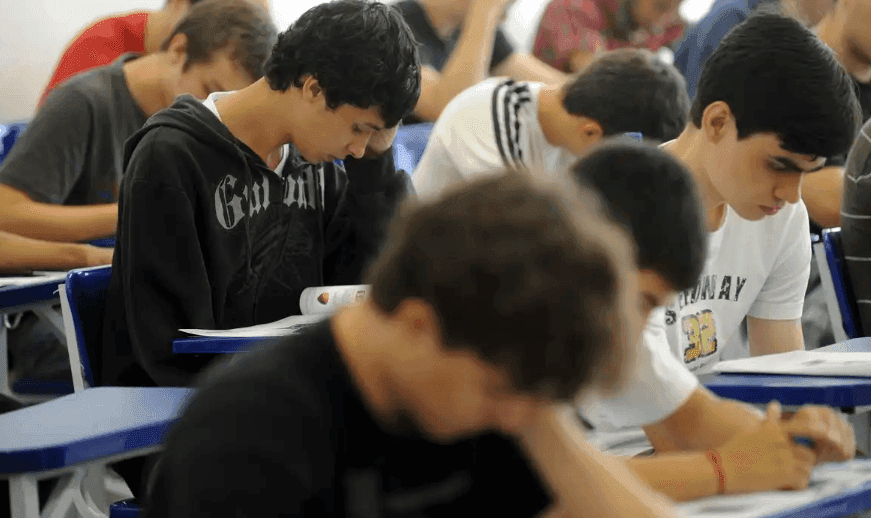 De forma geral, as escolas têm cerca de doze disciplinas ao todo, por ano