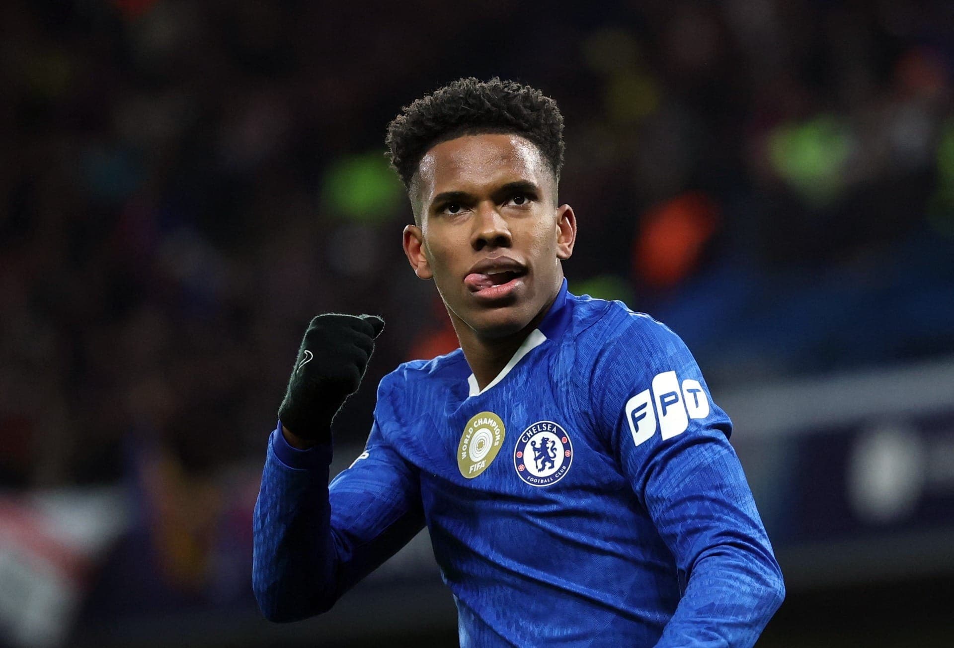 Estevão, do Chelsea, comemora o segundo gol da equipe contra o Barcelona