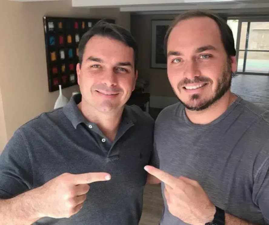 Flávio e Carlos Bolsonaro visitam o pai na PF em Brasília