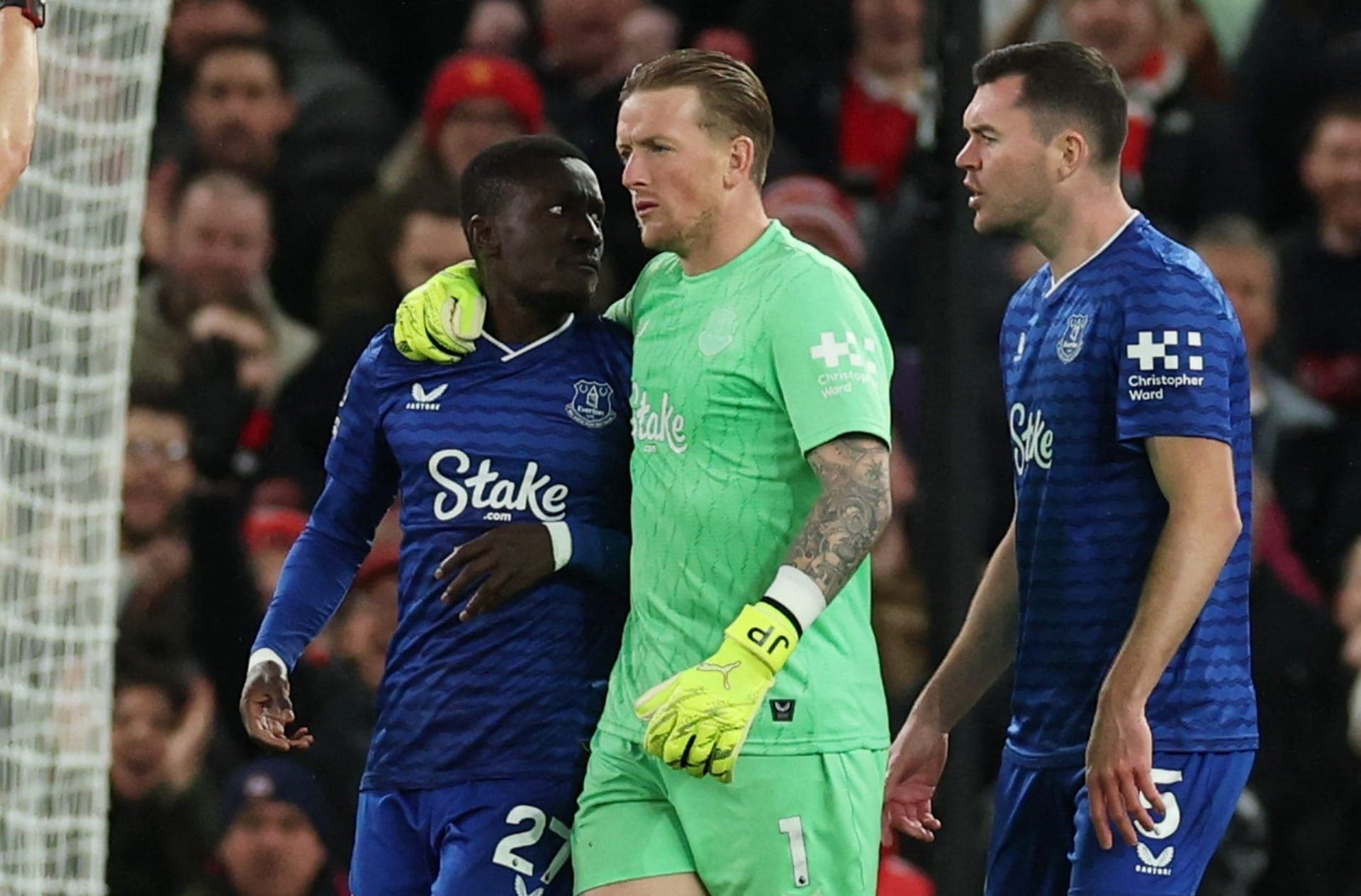 Idrissa Gueye, Pickford e Michael Keane em jogo contra o Manchester United