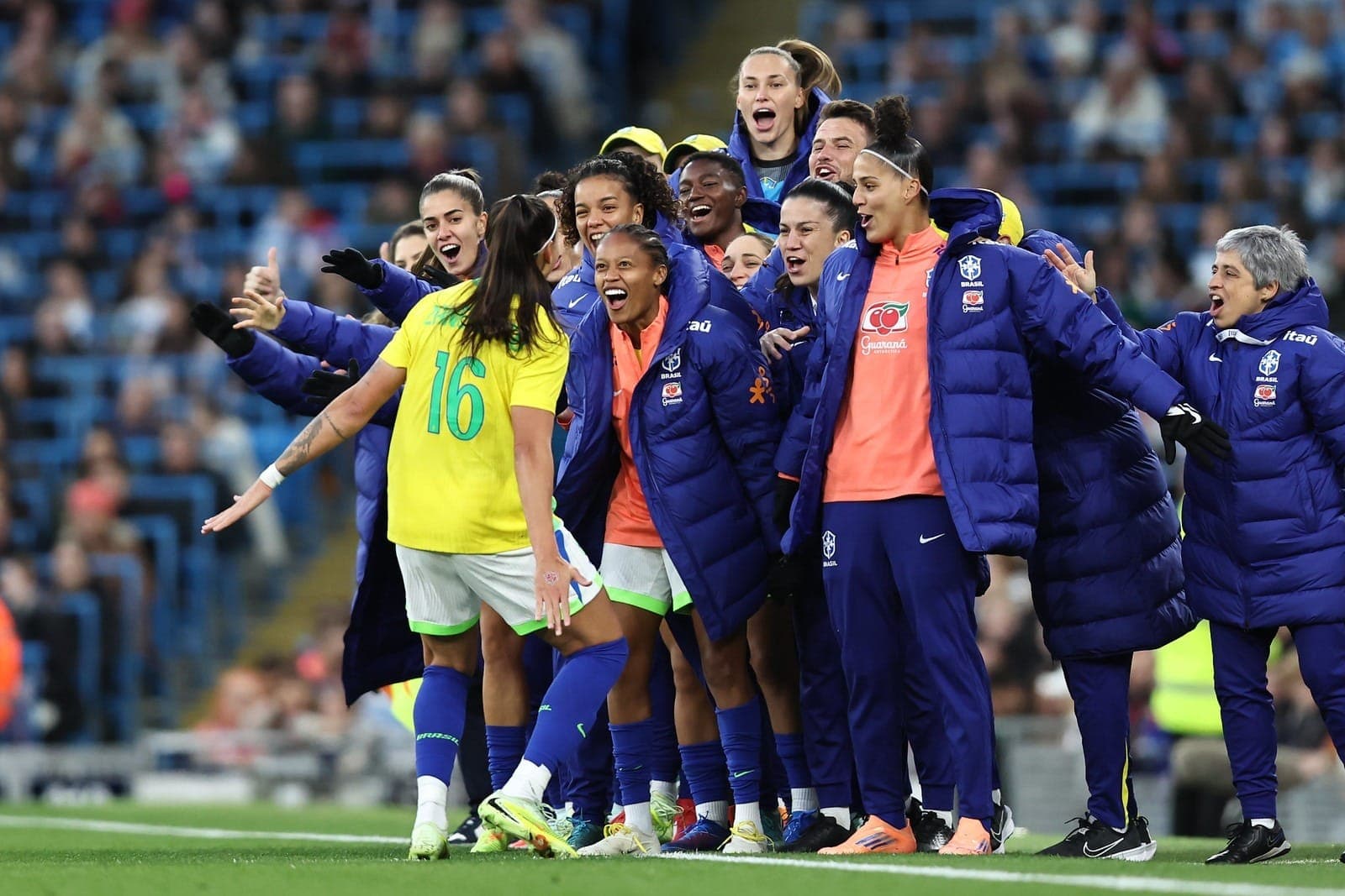 Jogadoras da Seleção Brasileira comemoram gol contra Inglaterra em amistoso